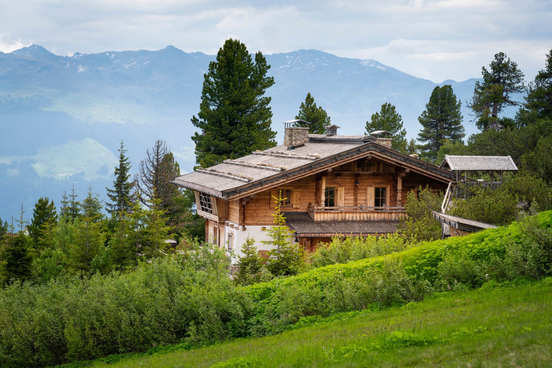 Zirbenhaus in alpiner Landschaft