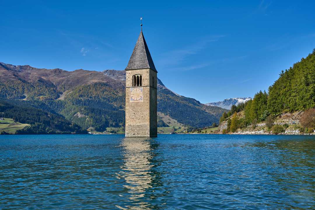 Foto des versunkenen Kirchturm im Reschensee